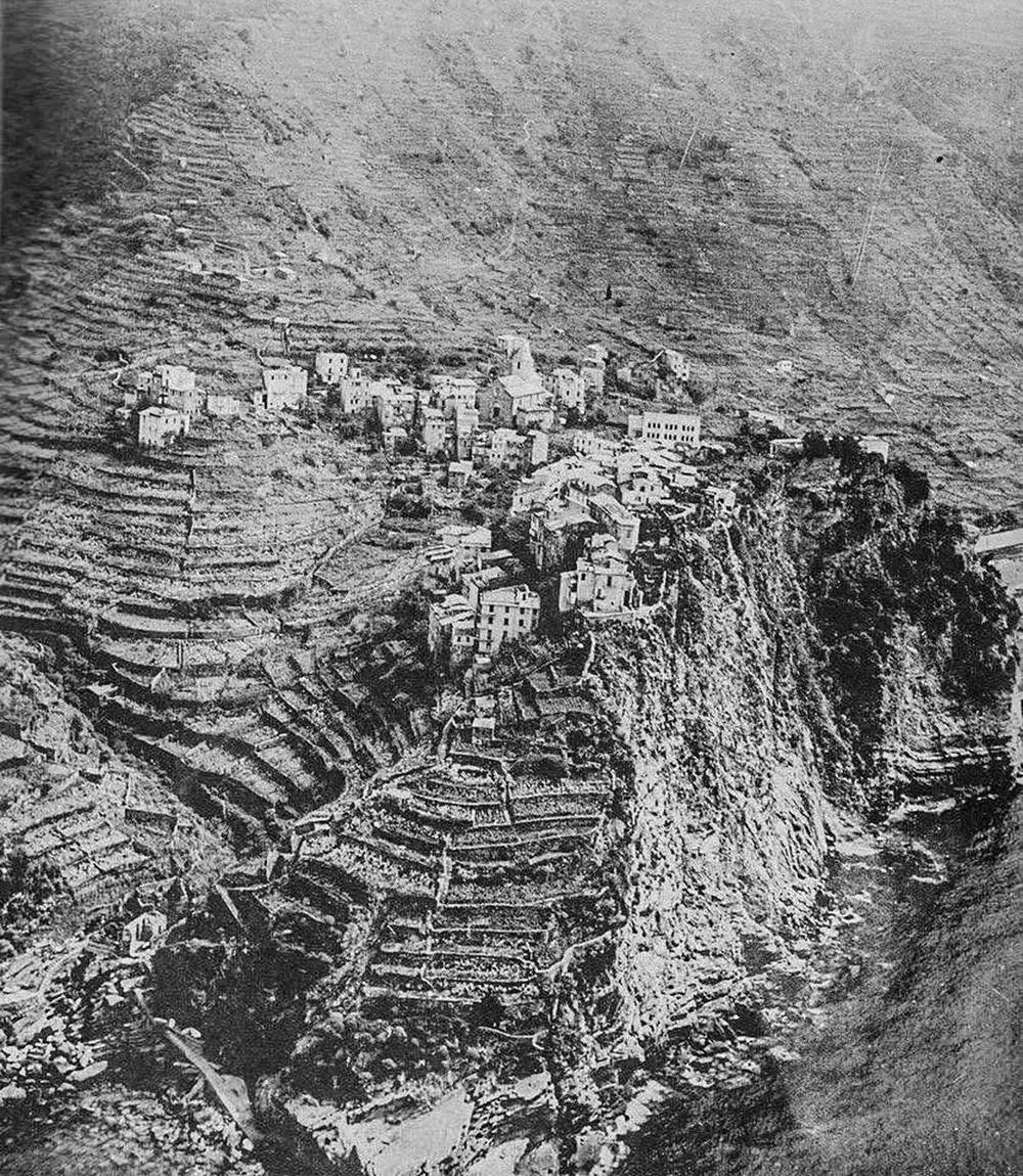 Corniglia negli anni '50 — i terrazzamenti romani sono chiaramente visibili lungo la scogliera, testimonianza di 1700 anni di storia agricola